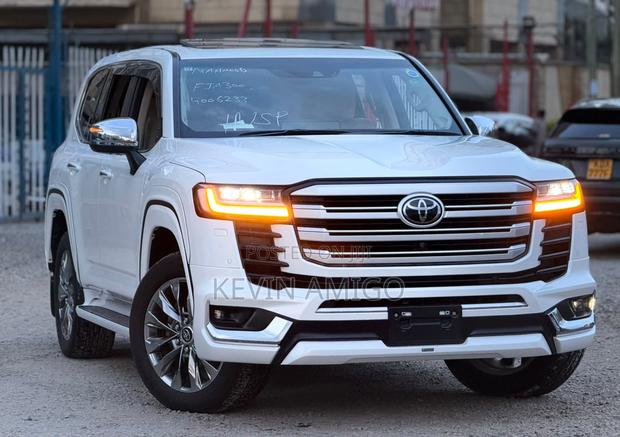 Toyota Land Cruiser LC300 2021 White