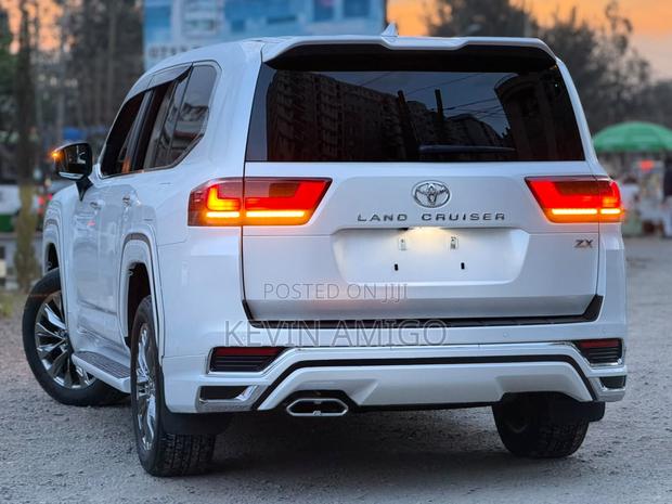 Toyota Land Cruiser LC300 2021 White