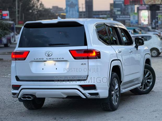 Toyota Land Cruiser LC300 2021 White