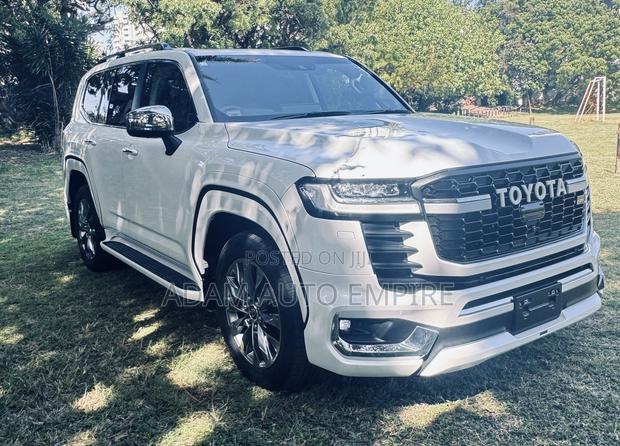 Toyota Land Cruiser LC300 2023 White