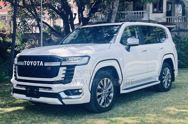 Toyota Land Cruiser LC300 2023 White