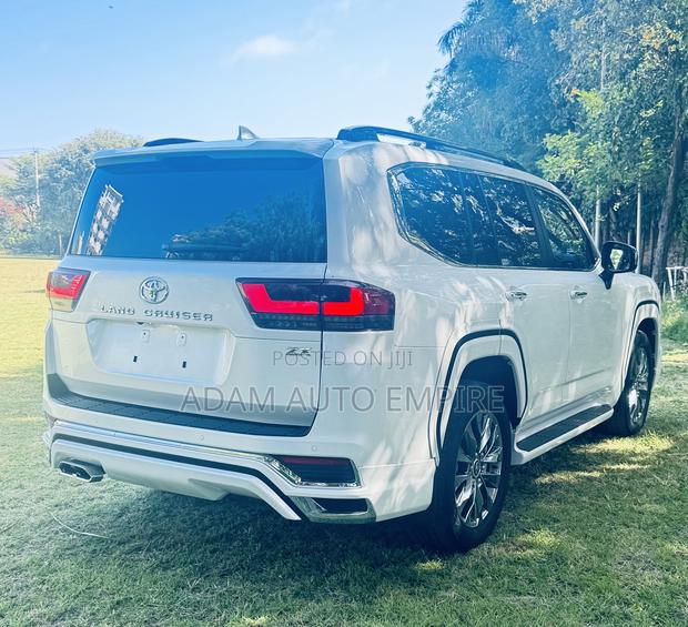 Toyota Land Cruiser LC300 2023 White