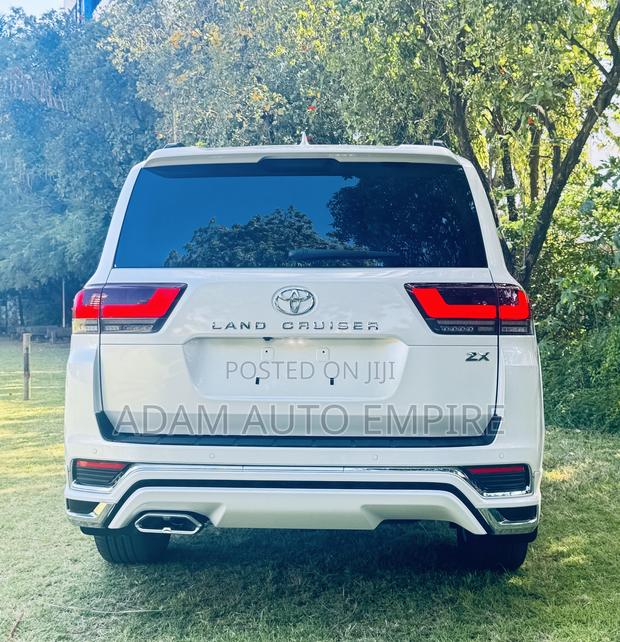 Toyota Land Cruiser LC300 2023 White