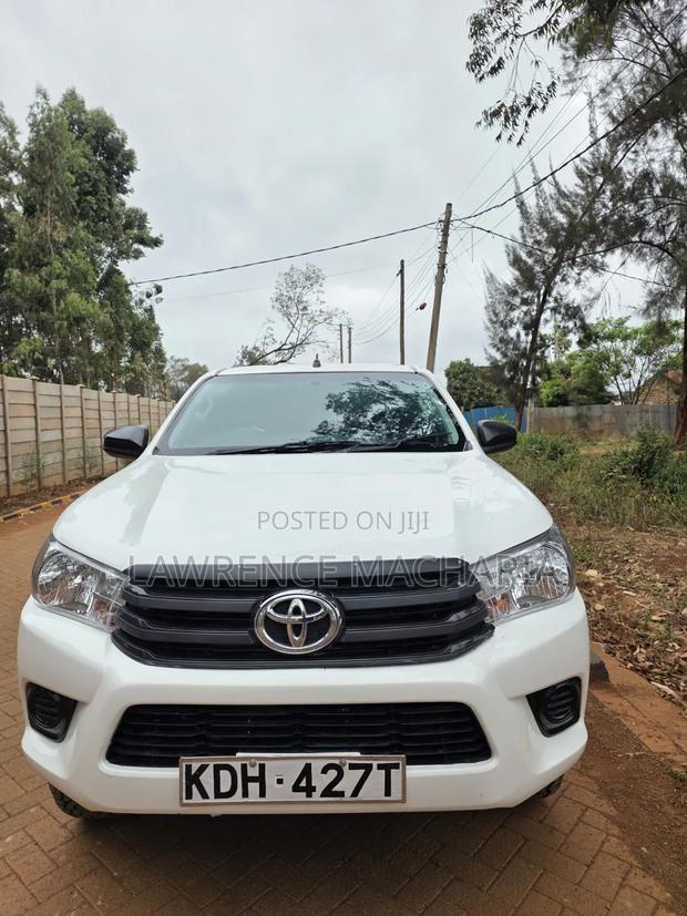 Toyota Hilux 2022 White