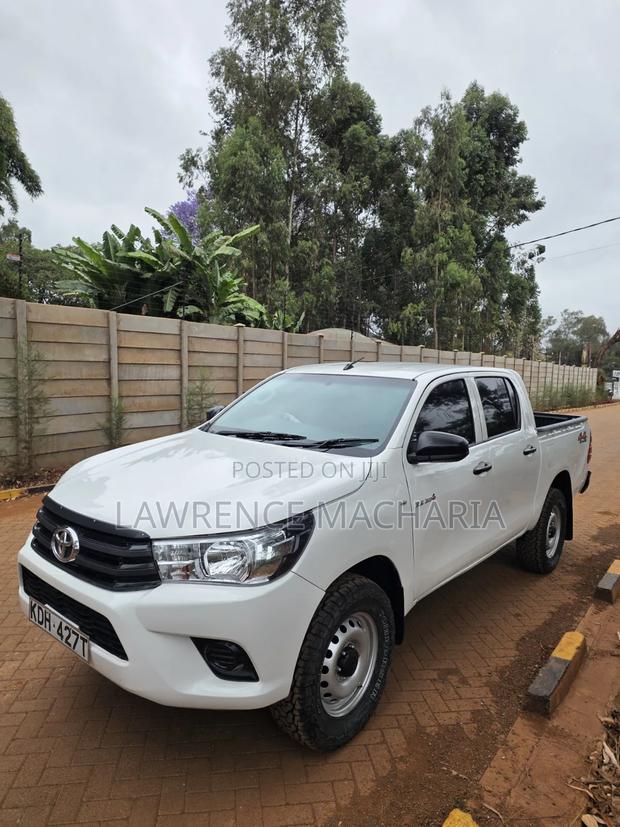 Toyota Hilux 2022 White