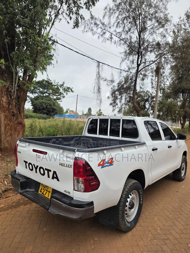 Toyota Hilux 2022 White
