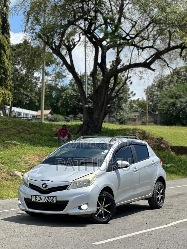 Toyota Vitz 2014 Silver