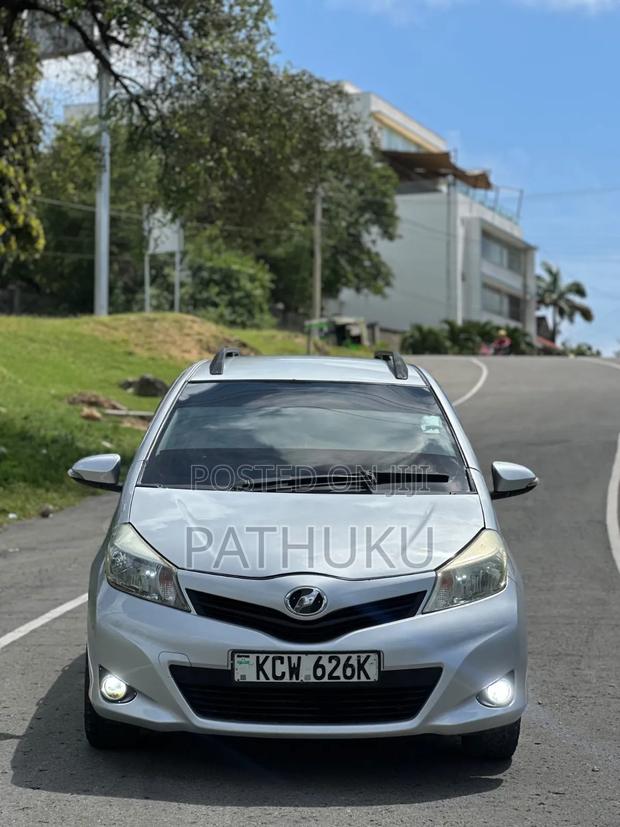 Toyota Vitz 2014 Silver