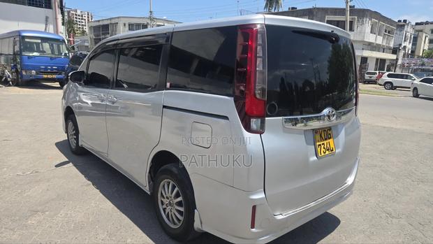 Toyota Noah 2014 Gray