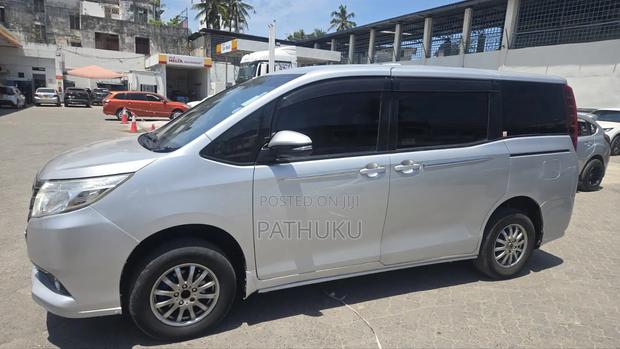 Toyota Noah 2014 Gray