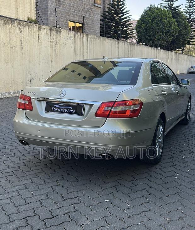 Mercedes-Benz E300 2011 Gold