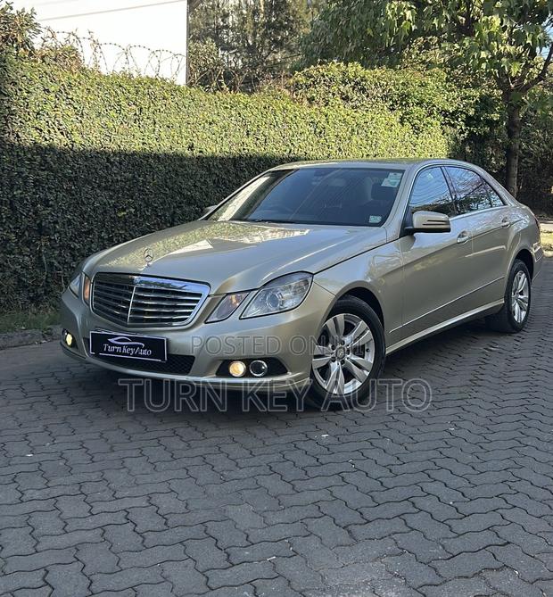 Mercedes-Benz E300 2011 Gold