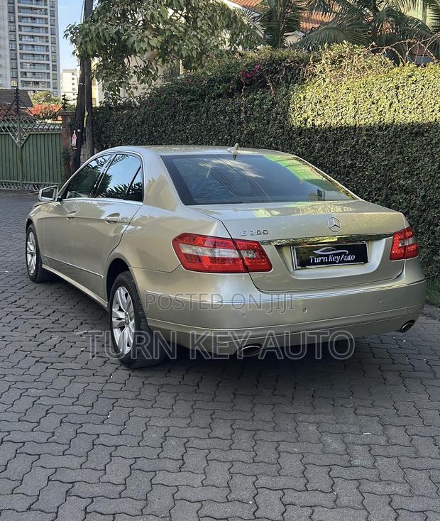 Mercedes-Benz E300 2011 Gold