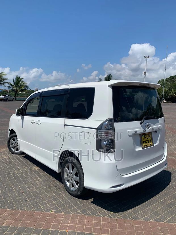 Toyota Voxy 2010 White