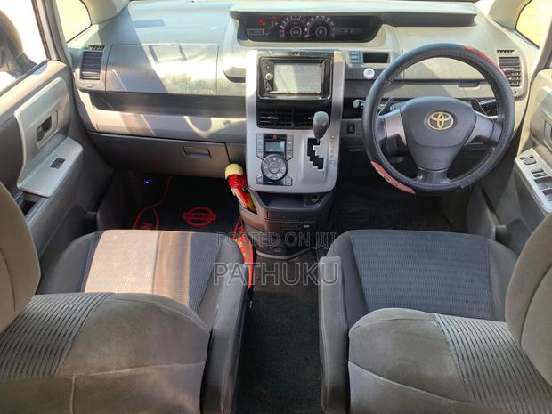 Toyota Voxy 2010 White
