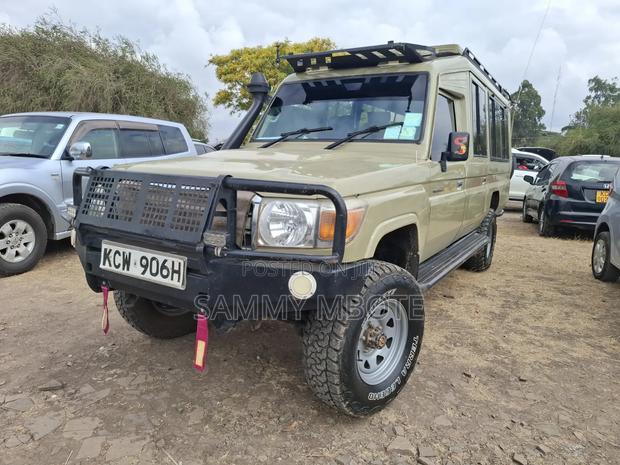 Toyota Land Cruiser 4.0 V6 GX 2013 Beige