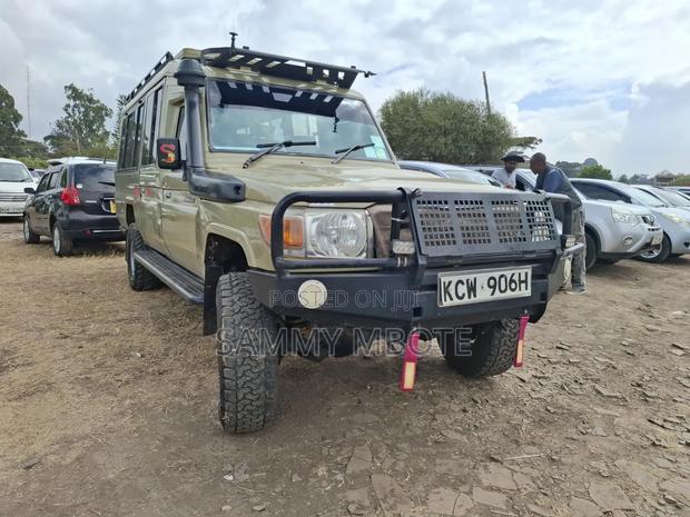 Toyota Land Cruiser 4.0 V6 GX 2013 Beige