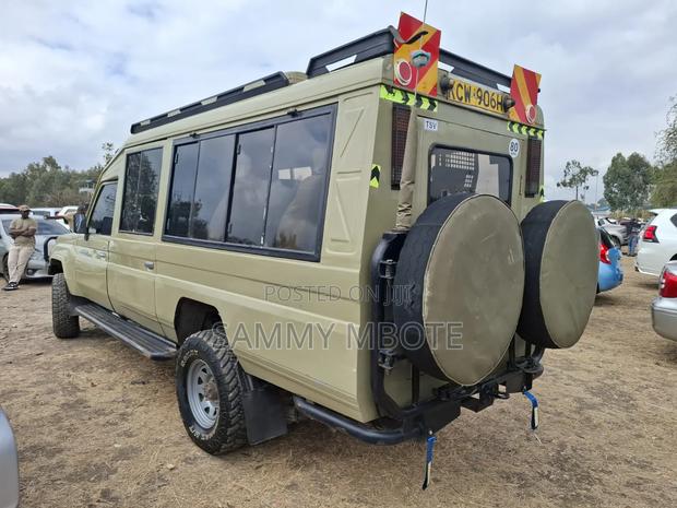 Toyota Land Cruiser 4.0 V6 GX 2013 Beige