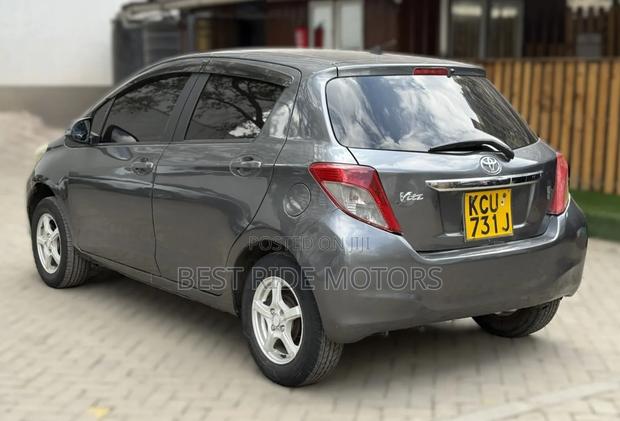 Toyota Vitz 1.0 FWD 5dr 2013 Gray