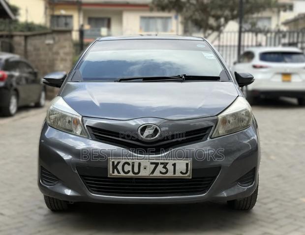 Toyota Vitz 1.0 FWD 5dr 2013 Gray