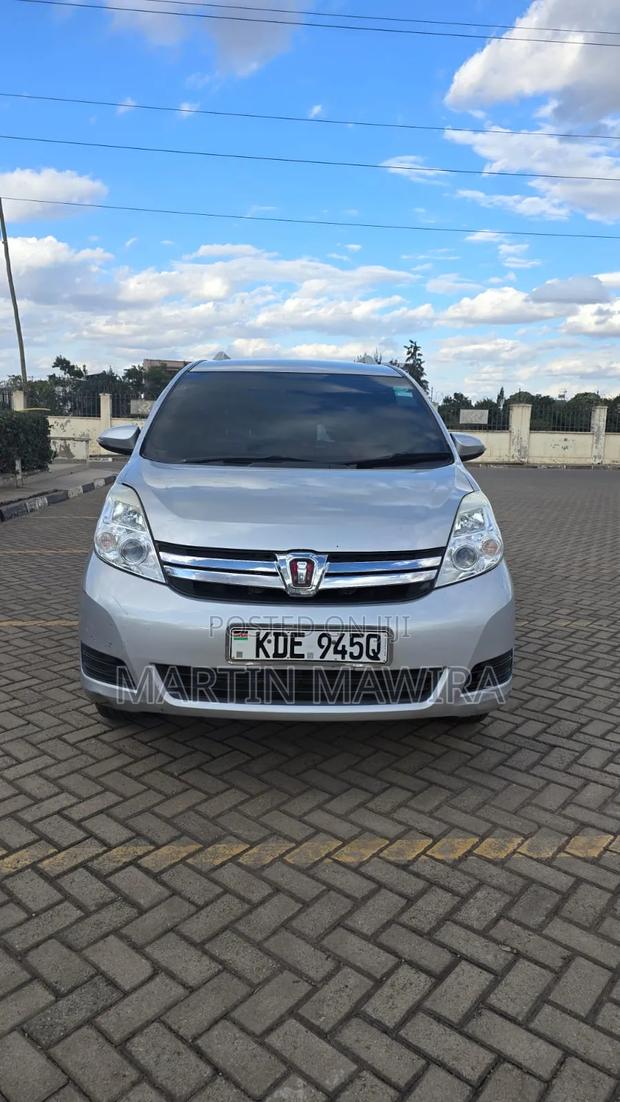 Toyota ISIS 2014 Silver