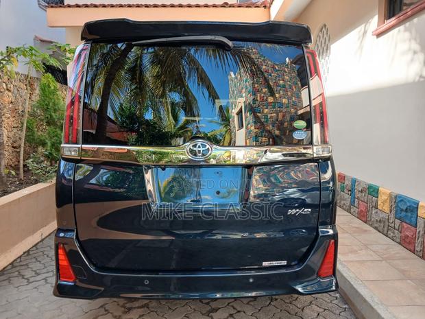Toyota Noah 2.0 AWD (8 Seater) 2019 Blue