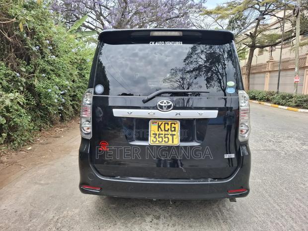 Toyota Voxy X 2WD 8-Seater 2009 Matt Black