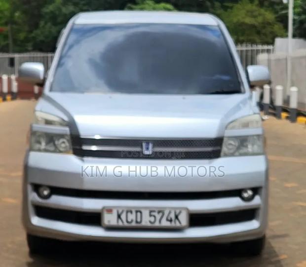 Toyota Voxy 2006 Silver