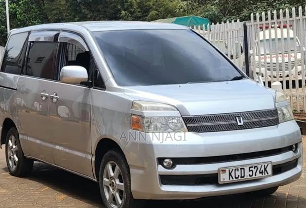 Toyota Voxy 2006 Silver
