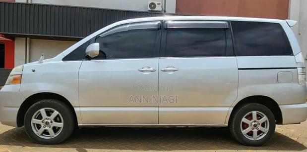 Toyota Voxy 2006 Silver