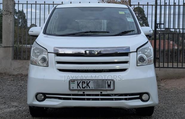 Toyota Noah 2.0 143hp FWD (8 Seater) 2010 White