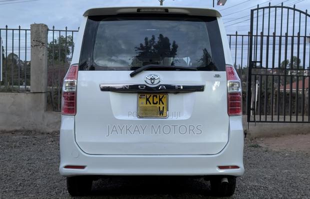 Toyota Noah 2.0 143hp FWD (8 Seater) 2010 White