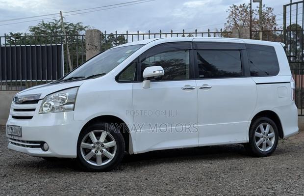 Toyota Noah 2.0 143hp FWD (8 Seater) 2010 White