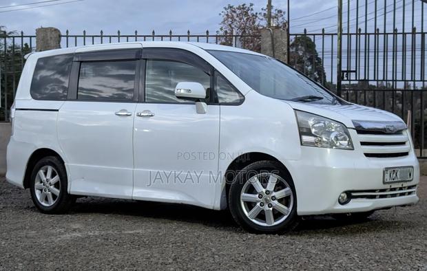 Toyota Noah 2.0 143hp FWD (8 Seater) 2010 White