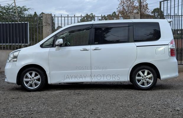 Toyota Noah 2.0 143hp FWD (8 Seater) 2010 White