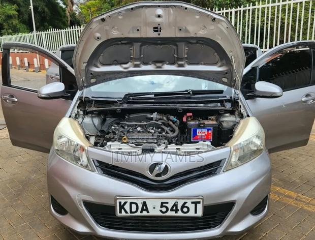 Toyota Vitz 2013 Silver