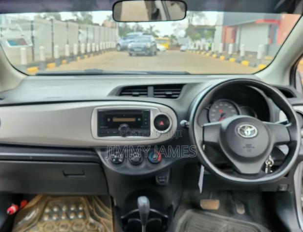 Toyota Vitz 2013 Silver