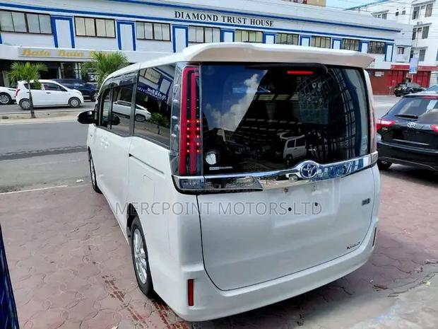 Toyota Noah 2019 Off white
