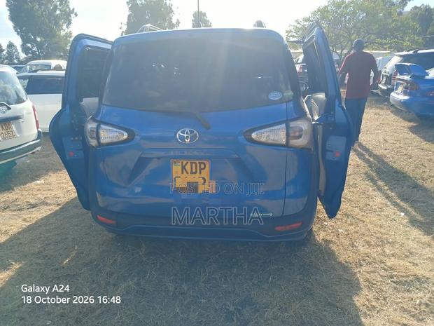 Toyota Sienta 2016 Blue