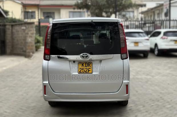 Toyota Noah 2017 Silver