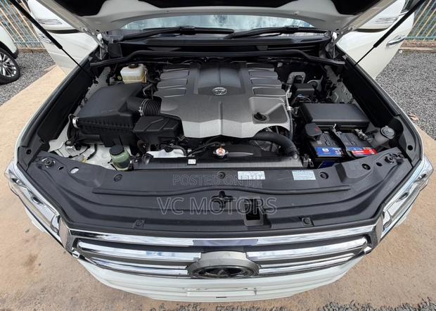 Toyota Land Cruiser 4.6 V8 ZX 2019 White