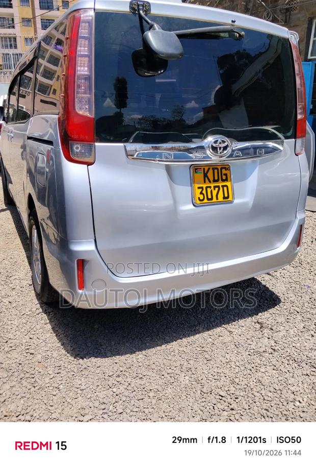 Toyota Noah 2015 Silver
