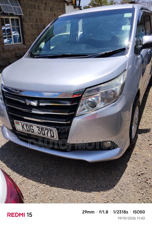 Toyota Noah 2015 Silver