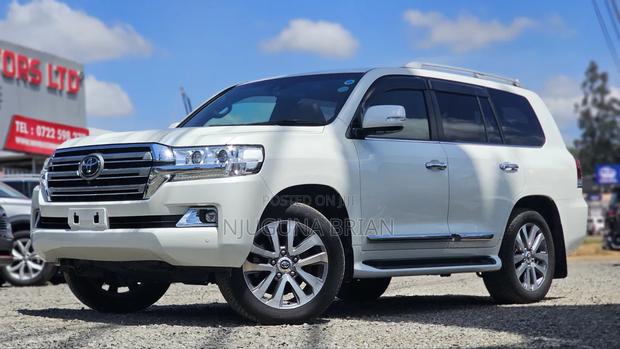 Toyota Land Cruiser 4.6 V8 ZX 2019 White