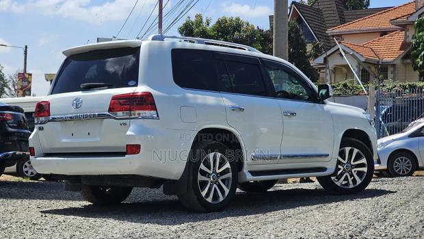 Toyota Land Cruiser 4.6 V8 ZX 2019 White