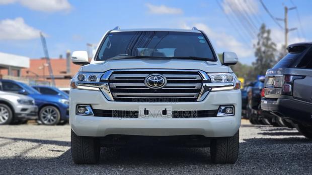 Toyota Land Cruiser 4.6 V8 ZX 2019 White
