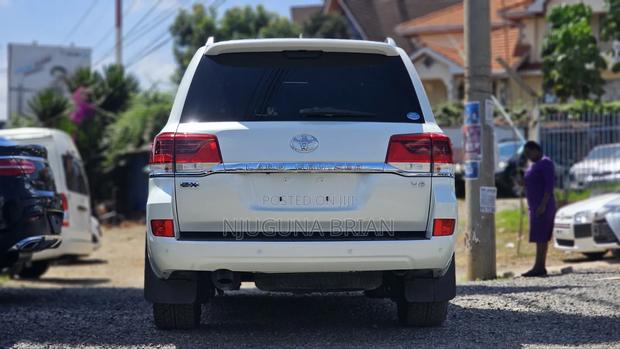 Toyota Land Cruiser 4.6 V8 ZX 2019 White