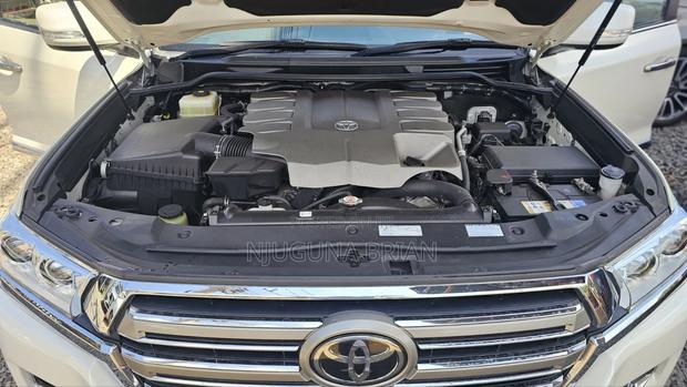 Toyota Land Cruiser 4.6 V8 ZX 2019 White