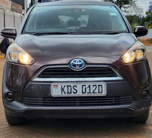 Toyota Sienta 2017 Brown