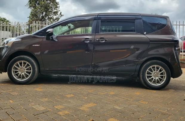 Toyota Sienta 2017 Brown